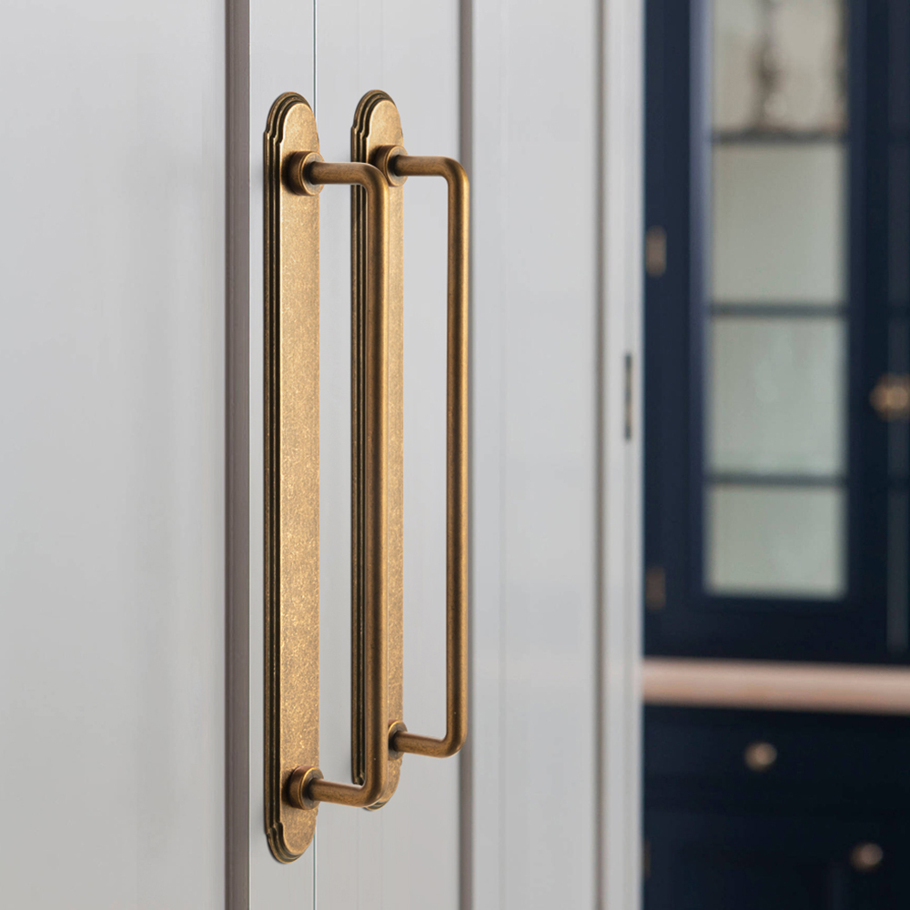 Furniture Hardware With Backplate - شريط خزانة نحاسي عتيق من Goo-Ki